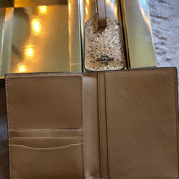Set of 2 Coach passport and luggage tags. - Picture 4 of 4